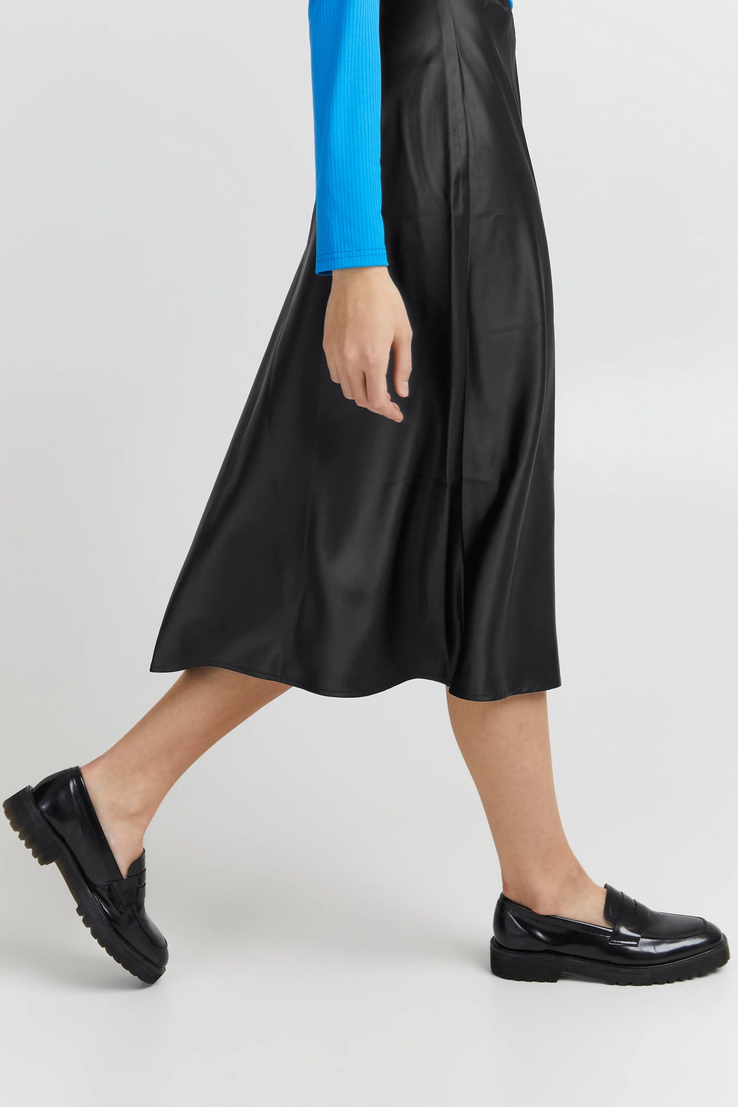 BLACK MIDI SILKY SKIRT